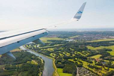 Amsterdam, Hollanda - 7 Temmuz 2021: Hollanda üzerinde KLM Ovası. Helsinki 'den Amsterdam' a.