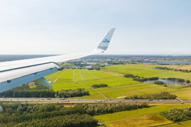 Amsterdam, Hollanda - 7 Temmuz 2021: Hollanda üzerinde KLM Ovası. Helsinki 'den Amsterdam' a.