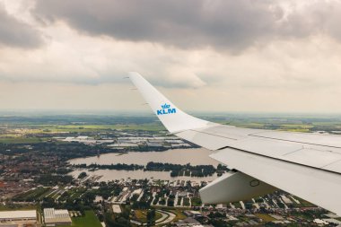 Amsterdam, Hollanda - 7 Temmuz 2021: Hollanda üzerinde KLM Ovası. Amsterdam 'dan Brüksel' e.