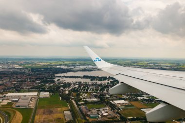 Amsterdam, Hollanda - 7 Temmuz 2021: Hollanda üzerinde KLM Ovası. Amsterdam 'dan Brüksel' e.