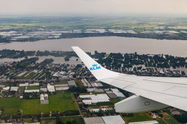 Amsterdam, Hollanda - 7 Temmuz 2021: Hollanda üzerinde KLM Ovası. Amsterdam 'dan Brüksel' e.