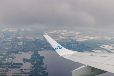Amsterdam, Hollanda - 7 Temmuz 2021: Hollanda üzerinde KLM Ovası. Amsterdam 'dan Brüksel' e.