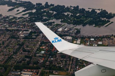 Amsterdam, Hollanda - 7 Temmuz 2021: Hollanda üzerinde KLM Ovası. Amsterdam 'dan Brüksel' e.