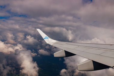 Amsterdam, Hollanda - 7 Temmuz 2021: Hollanda üzerinde KLM Ovası. Amsterdam 'dan Brüksel' e.