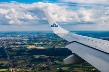 Brüksel, Belçika - 7 Temmuz 2021: KLM Ovası Belçika üzerinde. Amsterdam 'dan Brüksel' e.