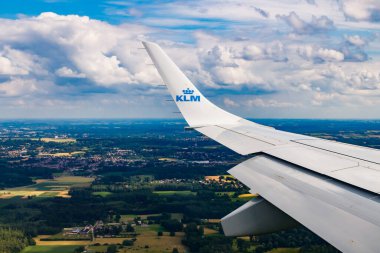 Brüksel, Belçika - 7 Temmuz 2021: KLM Ovası Belçika üzerinde. Amsterdam 'dan Brüksel' e.