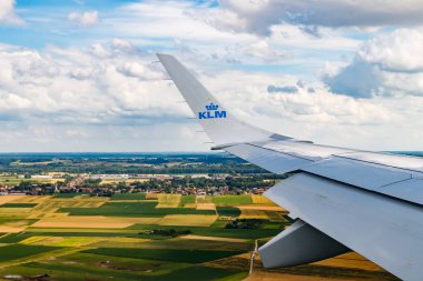 Brüksel, Belçika - 7 Temmuz 2021: KLM Ovası Belçika üzerinde. Amsterdam 'dan Brüksel' e uçuş. Sade iniş..