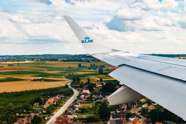 Brüksel, Belçika - 7 Temmuz 2021: KLM Ovası Belçika üzerinde. Amsterdam 'dan Brüksel' e uçuş. Sade iniş..