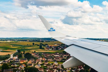 Brüksel, Belçika - 7 Temmuz 2021: KLM Ovası Belçika üzerinde. Amsterdam 'dan Brüksel' e uçuş. Sade iniş..