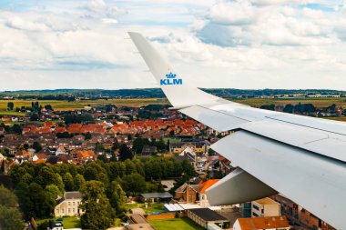 Brüksel, Belçika - 7 Temmuz 2021: KLM Ovası Belçika üzerinde. Amsterdam 'dan Brüksel' e uçuş. Sade iniş..