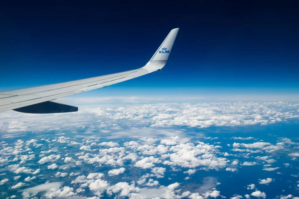 Helsinki, Finlandiya - 7 Temmuz 2021: KLM Ovası mavi gökyüzü üzerinde. Helsinki 'den Amsterdam' a.