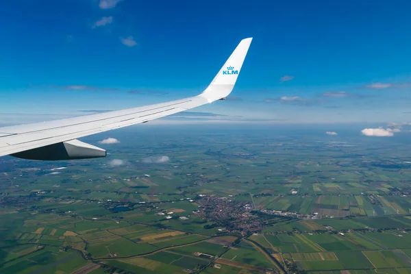 Amsterdam, Hollanda - 7 Temmuz 2021: Hollanda üzerinde KLM Ovası. Helsinki 'den Amsterdam' a.