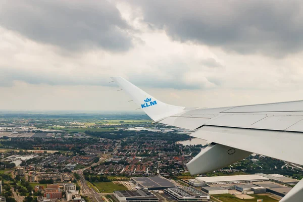 Amsterdam, Hollanda - 7 Temmuz 2021: Hollanda üzerinde KLM Ovası. Amsterdam 'dan Brüksel' e.