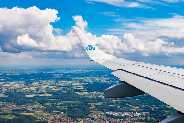 Brüksel, Belçika - 7 Temmuz 2021: KLM Ovası Belçika üzerinde. Amsterdam 'dan Brüksel' e.