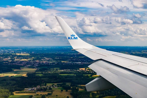 Brüksel, Belçika - 7 Temmuz 2021: KLM Ovası Belçika üzerinde. Amsterdam 'dan Brüksel' e.