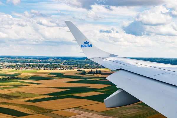 Brüksel, Belçika - 7 Temmuz 2021: KLM Ovası Belçika üzerinde. Amsterdam 'dan Brüksel' e uçuş. Sade iniş..