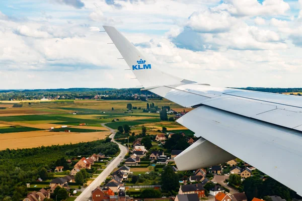 Brüksel, Belçika - 7 Temmuz 2021: KLM Ovası Belçika üzerinde. Amsterdam 'dan Brüksel' e uçuş. Sade iniş..