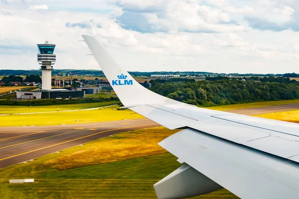 Brüksel, Belçika - 7 Temmuz 2021: KLM Ovası Belçika üzerinde. Amsterdam 'dan Brüksel' e uçuş. Sade iniş..