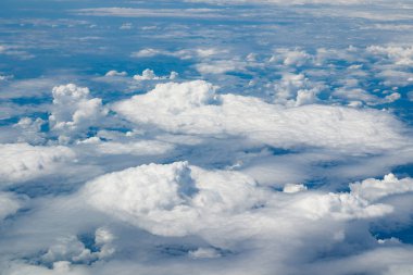 Uçaktan güzel bulutlara hava manzarası. Helsinki 'den Amsterdam' a.