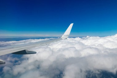 Mavi gökyüzünün üzerinde düz kanat. Helsinki 'den Amsterdam' a.