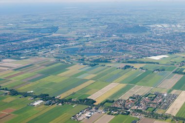 Uçaktan Hollanda 'ya hava görüntüsü. Helsinki 'den Amsterdam' a.