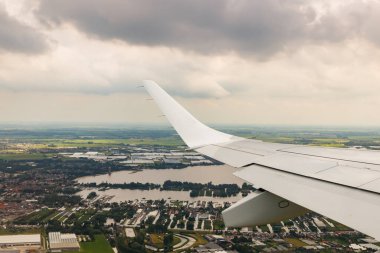 Hollanda üzerinde düz kanat. Amsterdam 'dan Brüksel' e.
