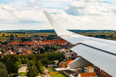Belçika üzerinde düz kanat. Amsterdam 'dan Brüksel' e.