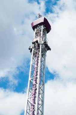 Helsinki, Finlandiya - 23 Temmuz 2021: Linnanmaki lunaparkı, biniş kulesi Raketti.