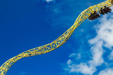 Lunaparkta hız trenine binin..