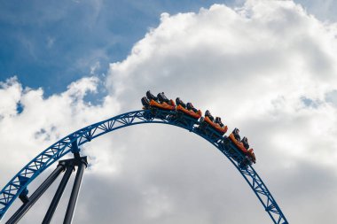Lunaparkta hız trenine binin.