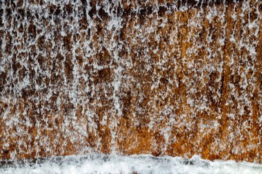 Duvarda akan bir şelalenin dokusu.