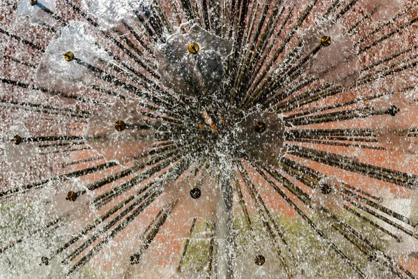 Gotas Agua Hermosa Fuente Bola Parque Verano —  Fotos de Stock