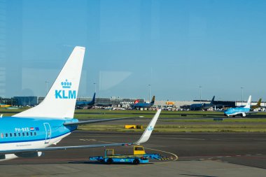 Amsterdam, Hollanda - 17 Temmuz 2021: Schiphol havaalanında KLM Plains.