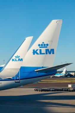 Amsterdam, Hollanda - 17 Temmuz 2021: Schiphol havaalanında KLM Plains.
