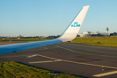 Amsterdam, Hollanda - 17 Temmuz 2021: KLM Plain Schiphol havaalanından kalkıyor.