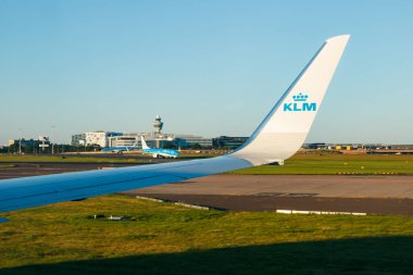 Amsterdam, Hollanda - 17 Temmuz 2021: KLM Plain Schiphol havaalanından kalkıyor.