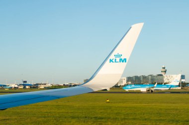Amsterdam, Hollanda - 17 Temmuz 2021: KLM Plain Schiphol havaalanından kalkıyor.