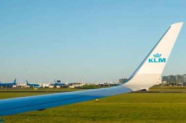 Amsterdam, Hollanda - 17 Temmuz 2021: KLM Plain Schiphol havaalanından kalkıyor.