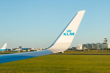 Amsterdam, Hollanda - 17 Temmuz 2021: KLM Plain Schiphol havaalanından kalkıyor.