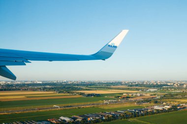 Amsterdam, Hollanda - 17 Temmuz 2021: KLM Plain Schiphol havaalanından kalkıyor.