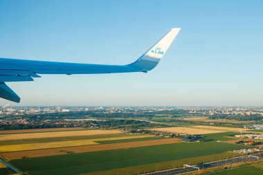 Amsterdam, Hollanda - 17 Temmuz 2021: KLM Plain Schiphol havaalanından kalkıyor.