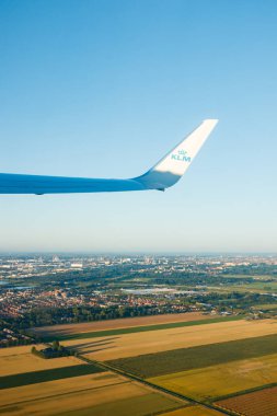 Amsterdam, Hollanda - 17 Temmuz 2021: KLM Plain Schiphol havaalanından kalkıyor.