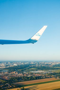 Amsterdam, Hollanda - 17 Temmuz 2021: KLM Plain Schiphol havaalanından kalkıyor.