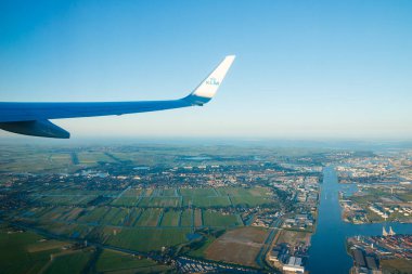 Amsterdam, Hollanda - 17 Temmuz 2021: Hollanda üzerinde KLM Ovası. Amsterdam 'dan Helsinki' ye.