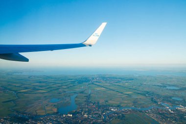 Amsterdam, Hollanda - 17 Temmuz 2021: Hollanda üzerinde KLM Ovası. Amsterdam 'dan Helsinki' ye.