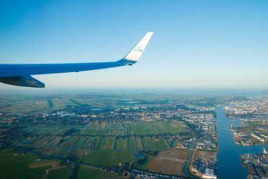 Amsterdam, Hollanda - 17 Temmuz 2021: Hollanda üzerinde KLM Ovası. Amsterdam 'dan Helsinki' ye.