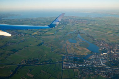 Amsterdam, Hollanda - 17 Temmuz 2021: Hollanda üzerinde KLM Ovası. Amsterdam 'dan Helsinki' ye.