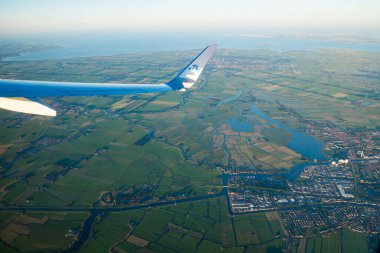 Amsterdam, Hollanda - 17 Temmuz 2021: Hollanda üzerinde KLM Ovası. Amsterdam 'dan Helsinki' ye.