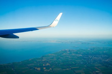Amsterdam, Hollanda - 17 Temmuz 2021: Hollanda üzerinde KLM Ovası. Amsterdam 'dan Helsinki' ye.