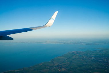 Amsterdam, Hollanda - 17 Temmuz 2021: Hollanda üzerinde KLM Ovası. Amsterdam 'dan Helsinki' ye.